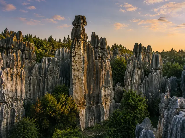 Kunming travel scene - Stone Forest and Green Lake Park